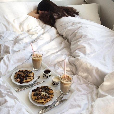 Romantic Morning Couple Breakfast, Boy Girl Twin Outfits, Couple Bed, Birthday Breakfast, Morning Tea, Boyfriend Birthday, Breakfast In Bed, Rustic Bedroom, Good Morning Flowers