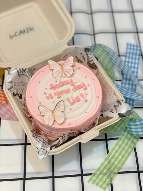 Bento Cake Butterfly Design, Cake Birthday Korea Simple Pink, Kue Ultah Mini Aesthetic, Kue Tart Mini, Bento Cake 17 Birthday, Pink Bento Cake Design, Cake Mini Aesthetic, Kue Bento Cake Aesthetic, Cake Bento Design