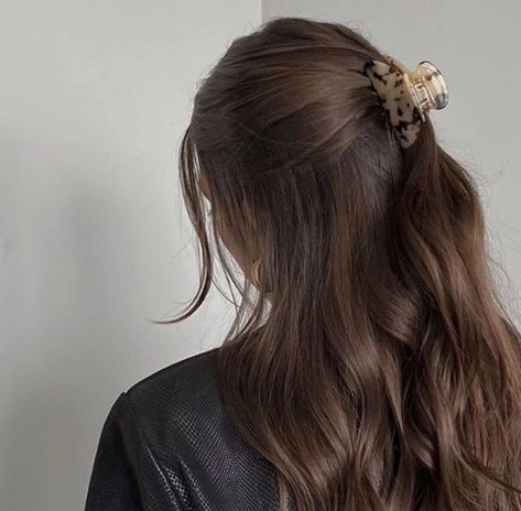 F&C on Twitter: "I miss my school days.… " Thick Hair Aesthetic Faceless, Sophiacore Aesthetic, Thrifting Ideas, Brown Hair Looks, Brown Hair Inspo, Beaded Jewlery, Hair Balayage, Summer Hair, Brunette Hair