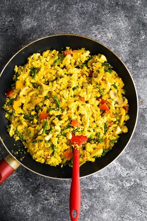 tofu scramble in frying pan Ayurvedic Breakfast Recipes, Ayurvedic Breakfast, Veggie Meal Prep, Tofu Scramble Vegan, Bread Healthy, Healthy Egg Breakfast, Ayurvedic Recipes, Tofu Scramble, The Best Breakfast