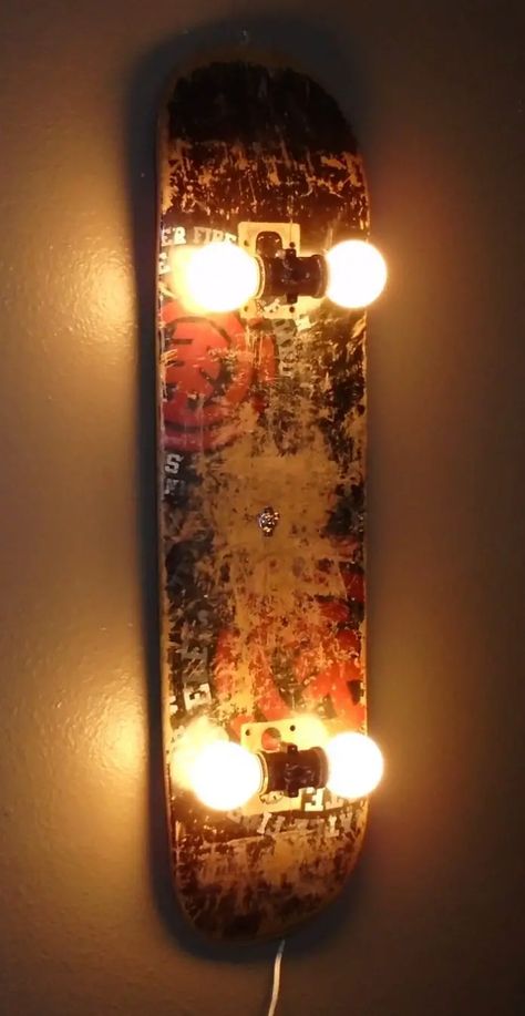 14 Best Upcycling Skateboard Deck Ideas - Craft projects for every fan! Skateboard Shelves, Skateboard Room, Skateboard Furniture, Skateboard Decor, Diy Bookends, Ugc Content Creator, Skateboard Wall Art, Unique Backsplash, Ugc Content