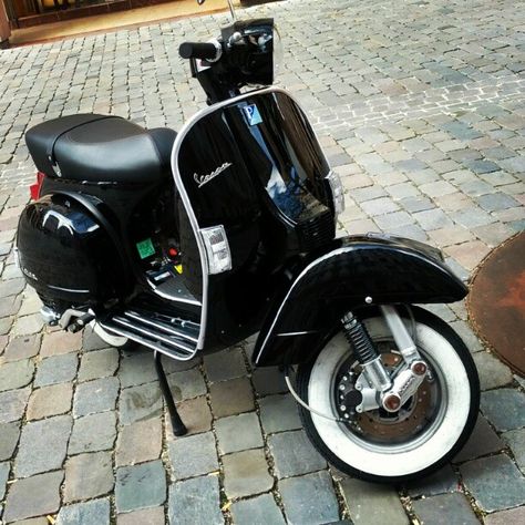 Vespa Black, Lml Vespa, Black Scooter, Vespa Px, Vespa Gts, Old Motorcycles, Vespa Vintage, Vespa Scooters, Motor Scooters