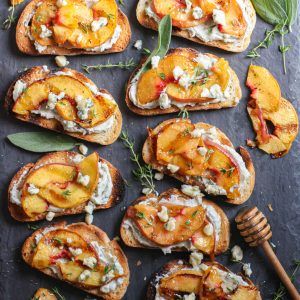 Peach Crostini, Peach Appetizer, Fancy Toast, Cheese And Honey, Plats Healthy, Crostini Recipes, Baked Peach, Elegant Appetizers, Fruit Cobbler