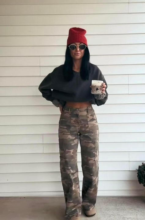 Winter Camo Pants Outfit, Casual Camo Pants Outfit, Dressy Thanksgiving Outfits, Camo Women Outfits, Cargo Pants And Sweater Outfit, Lazy Day Outfits For Winter, Grunge Mom Outfits, Comfy Cold Outfits, Khaki Joggers Outfit Women