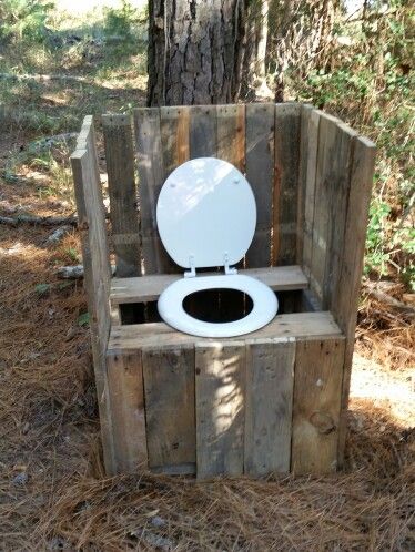 Pallet project for the deer lease! Deer Lease Ideas, Diy Outdoor Bathroom Toilets, Diy Outdoor Bathroom, Out House Ideas, Outdoor Bathroom Toilet, Outdoor Wc, Outhouse Ideas, Diy Septic System, Wooden Pallet Beds