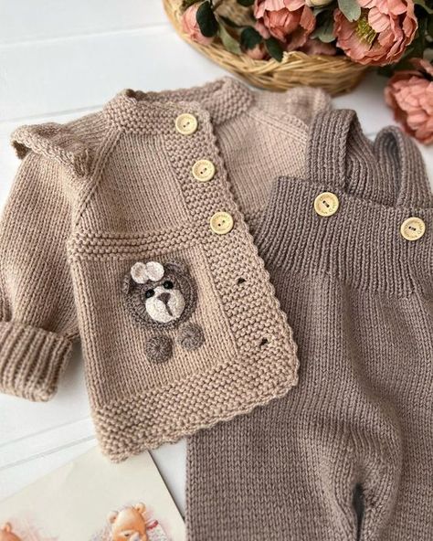 Vídeo do Instagram por @krasivo_vyazhem_vrn • Ago 19, 2022 às 8:16 AM Kids Sweater Pattern, Crochet Sweater Design, Crochet Sweater Pattern, Crochet Baby Sweaters, Baby Boy Knitting Patterns, Crochet Sweater Pattern Free, Crochet Baby Cardigan, Baby Sweater Knitting Pattern, Knitted Baby Cardigan