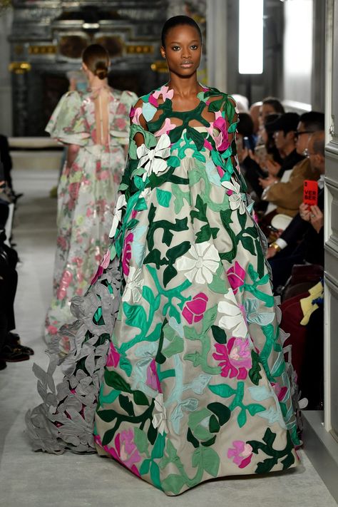 Paris Haute Couture Fashion Week Best Runway Looks Pattern Clash, Pierpaolo Piccioli, Haute Couture Paris, Valentino Collection, High Fashion Editorial, Printed Fashion, Model Walks, Pat Mcgrath, Couture Week