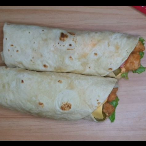 This copycat recipe of the KFC Twister Tortilla Wrap, is easy and delicious. The KFC Twister has lightly seasoned and crumbed, deep fried chicken tenders/ strips, lettuce, tomato and a tempting creamy lemon pepper sauce, all rolled up in a soft Tortilla Wrap. Kfc Twister Wrap Sauce Recipe, Kfc Twister Wrap Recipe, Twister Recipe, Kfc Recipe, Tortilla Recipe, Tortilla Wraps, Meal Prep For The Week, Wrap Recipes, Meals For The Week