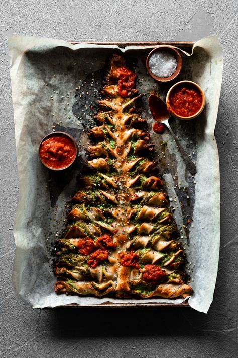 Pesto Christmas Tree, Pull Apart Bread Appetizer, Christmas Tree Pull Apart Bread, Christmas Eve Appetizers, Minneapolis Food, Christmas Tree Bread, Pesto Bread, Simple Appetizer, Christmas Yummies