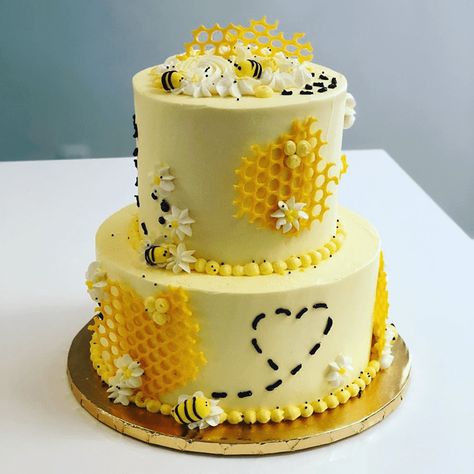 Bee Cake Design Cake Design Images (Bee Cake Design Birthday Cake Ideas) Bee Baby Shower Cake, Bee Birthday Cake, Bumble Bee Cake, Bee Cake, Bumble Bee Birthday, Honey Bee Baby Shower, Bee Cakes, Bumble Bee Baby Shower, Bee Birthday