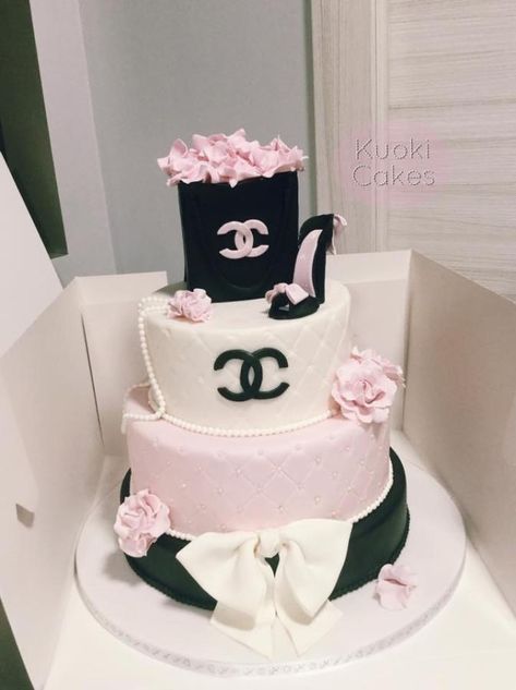 Chanel cake  - cake by Donatella Bussacchetti Chanel Torte, Chanel Cakes, Chanel Birthday Cake, Channel Cake, Coco Chanel Party, Chanel Birthday Party, Chanel Cake, Chanel Birthday, 13 Birthday Cake