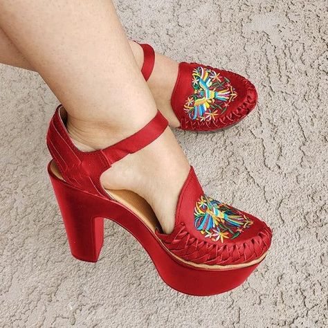 Mexican Shoes, High Heel Dress Shoes, Mexican Outfit, Cinderella Shoes, Woven Shoes, Heels High, Heel Sandal, Shoe Obsession, Heel Sandals