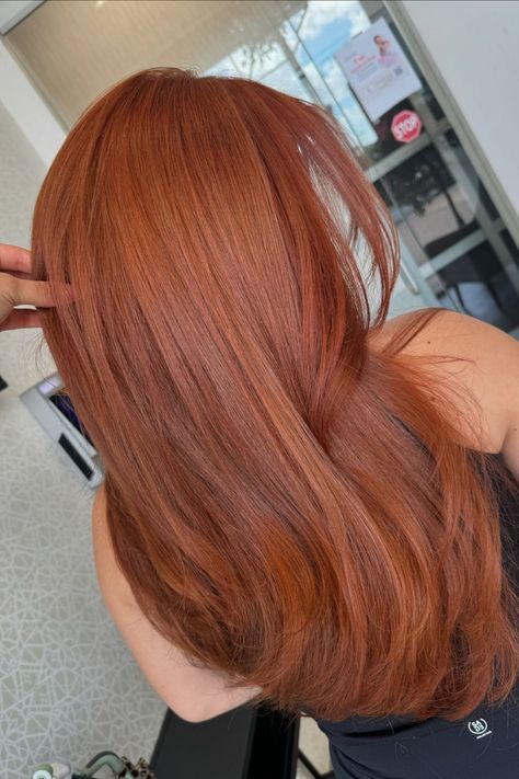 Woman with a copper orange hair color. Shades Of Copper Hair, Fall Red Hair Color, Copper Orange Hair, Fall Red Hair, Copper Hair Color Ideas, Brown Hair Color Shades, Red Hair Color Ideas, Copper Balayage, Hair Color Orange