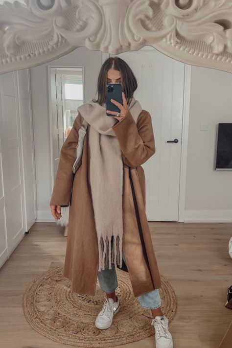 Oversized Scarf Outfit, Png Aesthetics, Beth Bartram, Cold Spring Outfit, Outfits Dr, Aesthetics Outfits, Weather Outfits, Winter Styles, Scarf Outfit