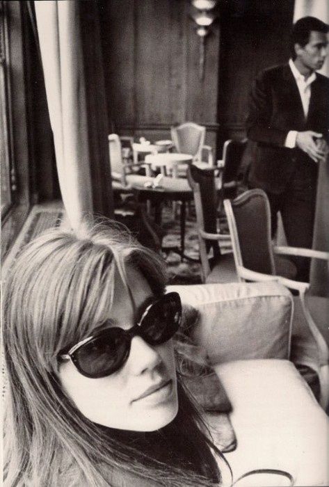 A cool pic of Françoise Hardy Rock And Roll Girl, Swinging Sixties, Eurovision Song Contest, French Girl, Audrey Hepburn, Style Icon, Marilyn Monroe, Monaco, Style Icons