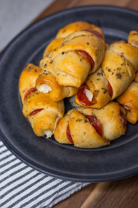 Easy Pizza Roll Ups Crescent Roll Pizza Snacks Kid-Friendly Pizza Snacks Pizza Crescent Rolls, Pizza Roll Ups, Crescent Roll Crust, Creamy Garlic Mashed Potatoes, Ham Cheese Sliders, Crescent Roll Pizza, Pizza Roll Up, Seasoned Butter, Pizza Roll