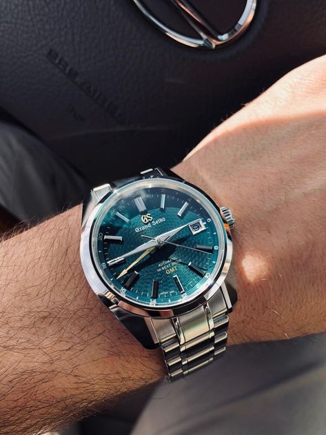 The Slender Wrist • Best Men's Watches, Revie Speedmaster Omega, Breitling Colt, Mens Watches Affordable, Sneaker Outfits, Trendy Watches, Tissot Watches, Mens Watches Leather, Big Watches, Streetwear Mode