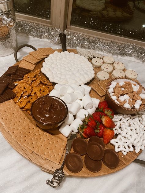 Sharcutary Board Ideas Christmas, Christmas Party Aethstetic, Christmas Party Snack Table, Christmas Sweet 16 Party Ideas, Christmas Birthday Aesthetic, Slumber Party Charcuterie Board, Winter Birthday Party Food Ideas, Christmas Snacks Aesthetic, Winter Themed Charcuterie Board