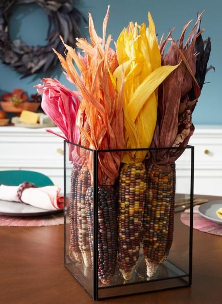 Corn husk bouquet: A super easy fall craft! See our story for details on this project + more ideas for corn husk crafts. Corn Cob Crafts, Corn Husk Crafts, Corn Husk Wreath, Corn Husks, Straw Wreath, Dried Corn, Indian Corn, Corn Cob, Easy Fall Crafts