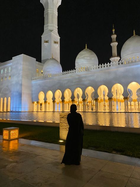 Sheikh Zayed Grand Mosque Dubai Mosque Aesthetic, Qatar Mosque, Hijabi Lifestyle, Pose Tips, Sheikh Zayed Mosque, Zayed Mosque, Dubai Aesthetic, Sheikh Zayed Grand Mosque, Muslim Countries