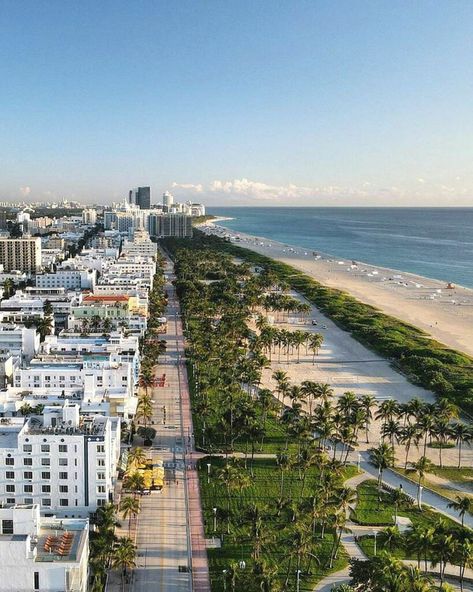 Sunday Morning Vibes, Social Housing Architecture, Ocean Drive Miami, South Beach Florida, Landscape And Urbanism Architecture, Building Aesthetic, Urban Landscape Design, Morning Vibes, Landscape And Urbanism