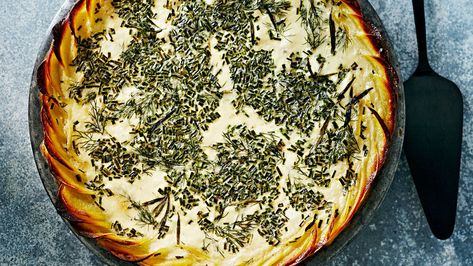 Potato-Crusted Herb Quiche Herb Quiche, Vegetarian Quiche Recipes, Bacon And Cheese Quiche, Vegetarian Quiche, Easy Custard, Savory Tarts, Gluten Free Crust, Crustless Quiche, Savory Pies