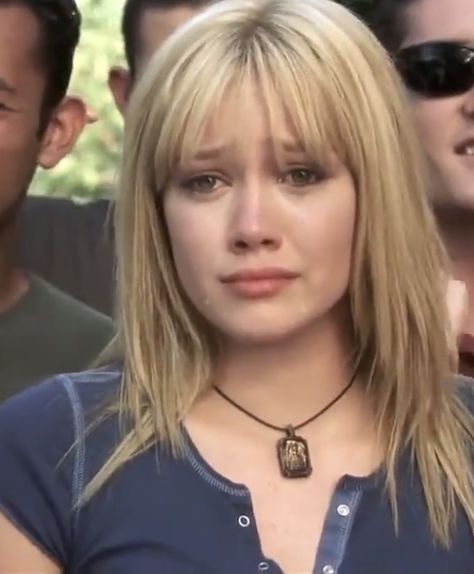 2000s Straight Layered Hair, Hilary Duff Hair 2000s, Sam Montgomery Outfits, Waterfall Bangs, Sam Montgomery, Hilary Duff Hair, 2000s Hair, Hair Dye Tips, Cinderella Story