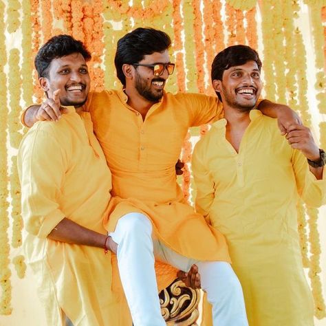 Wedding Pose For Men, Haldi Ceremony Boys Stills, Haldi Ceremony Boy Photography, Haldi Ceremony Groom Poses, Mehndi Poses For Groom, Boys Haldi Photoshoot, Haldi Ideas For Groom, Haldi Ceremony Boy, Haldi Photography Ideas For Groom