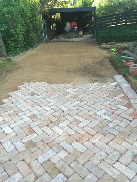 Pavers Walkway, Walkway Designs, Outdoor Patio Pavers, Design Per Patio, Brick Driveway, Brick Paver Patio, Cottagecore Living, Paving Ideas, Brick Walkway