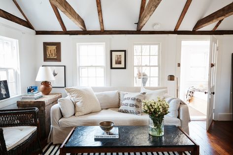 East Hampton Houses, Hamptons Cottage, Modern Traditional Style, Saarinen Table, Wooden Beams Ceiling, Large Bookcase, Hamptons House, East Hampton, Small Space Living