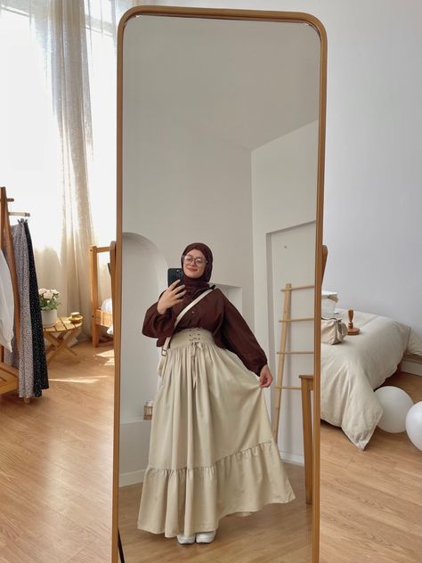 Beige Skirt Outfit Aesthetic, Beige Skirt Outfit Hijab, Outfit Inspo Korean Style, Hijabi Skirt Outfits, Outfit Inspo Korean, Corporate Fits, Hijabi Aesthetic Outfits, Beige Skirt Outfit, Korean Style Skirt