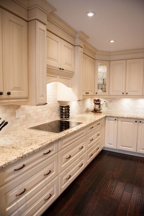 white-kitchen design Giallo Ornamental granite countertops white cabinets dark wood flooring Cream Colored Kitchen Cabinets, Giallo Ornamental Granite, Cream Cabinets, Cabinets Painted, Rustic Kitchen Cabinets, Granite Countertops Kitchen, Classic Kitchen, White Kitchen Design, Kitchen Models