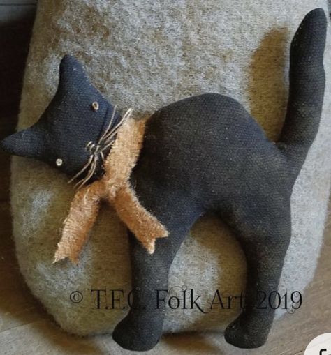 Black Cat Pattern, Cat Dolls, Halloween Sewing, Primitive Fall, Animal Sewing Patterns, Easy Halloween Crafts, Halloween Crafts Decorations, Primitive Halloween, Felt Halloween