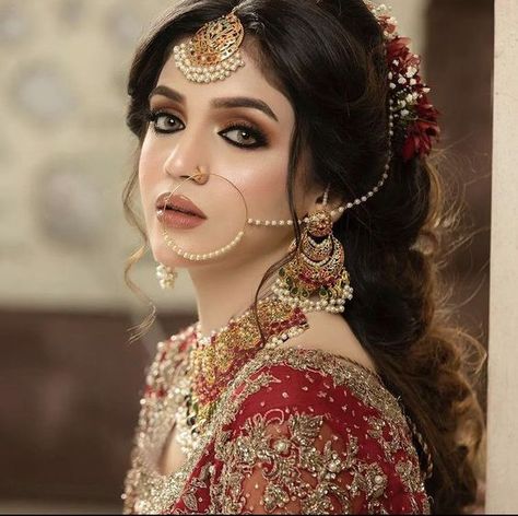 Desi Bride Hair Down, Barat Makeup Look Pakistani, Soft Makeup Look Indian, Bridal Makeup Looks Pakistani, Bridal Makeup Pics, Barat Makeup Look, Gold Maang Tikka Designs, Bridal Makeup Pakistani, Maang Tikka Bridal