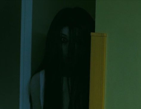 Kayako Saeki, Ghost Aesthetic, Anime Bento, The Grudge, Japanese Horror, Movie Shots, Scary Art, Fictional Crushes, Samara