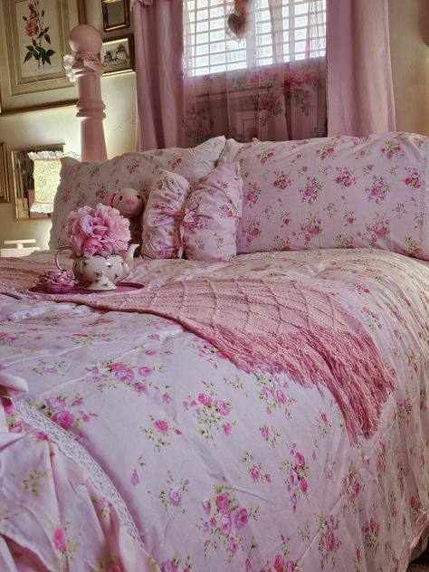 Vintage Pastel Bedroom, Cottage House Aesthetic, House Fever, Bedroom Board, Bedroom Comforter Sets, Bedroom Ideas For Small Rooms Cozy, Bedroom Vibes, Pastel Bedroom, Future Space