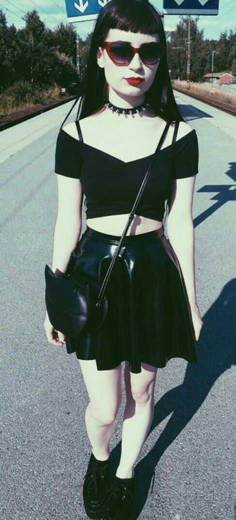 Cute summer goth outfit Summer Goth Outfits, Martens Outfit, Fall Grunge, Doc Martens Outfit, Outfit Grunge, Punk Pants, Fall Skirt, Summer Goth, Hipster Grunge