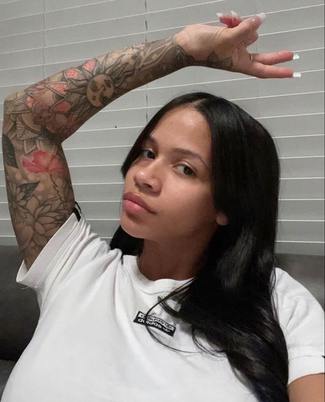 Guys Hand Tattoos, Tattoos For Guys Hand, Arm Sleeve Tattoos For Women, Feminine Tattoo Sleeves, Black Girls With Tattoos, Tattoos For Black Skin, Pretty Tattoos For Women, Dope Tattoos For Women, Stylist Tattoos