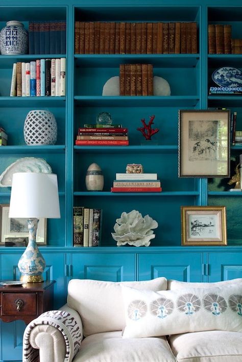 Lovely library! Turquoise blue painted built-in cabinets filled with old books and totchkes. | katecoughlininteriors.com Bookcase Decorating Ideas, Colorful Bookshelf, Den Library, Blue Bookcase, Painting Bookcase, Painted Bookshelves, Library Office, Decorating Bookshelves, Bookcase Decor