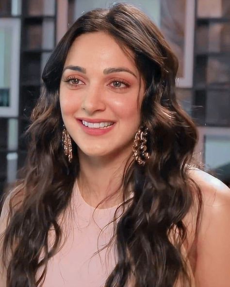 Indian Celebrity Hairstyles, Kiara Advani Hairstyles, Indian Skin Makeup, Indian Makeup Looks, Bollywood Makeup, Minimal Makeup Look, Indian Bride Makeup, Light Makeup Looks, Soft Makeup Looks