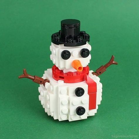 This jolly snowman build by Tiago Catarino (@tiagoreiscatarino) is the perfect seasonal decoration, ornament, or year-round desk buddy. Lego Christmas Ornaments, Lego Ornaments, Lego Christmas Village, Lego Christmas Tree, Lego Winter Village, Snowman Ideas, Lego Advent, Lego Winter, Lego Challenge