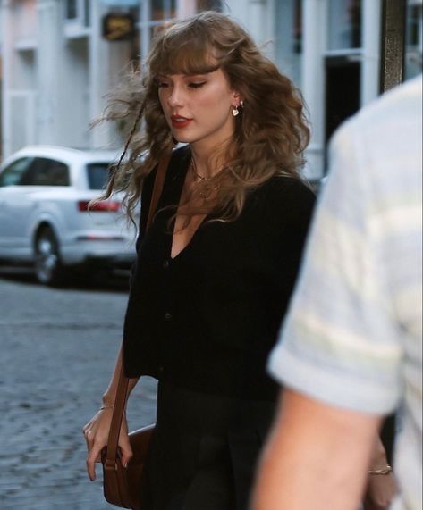 Taylor Swift Fotos, Taylor Swift Street Style, Wind In My Hair, Estilo Taylor Swift, All About Taylor Swift, Dream Outfits, Swift Photo, Swift 3, Long Live Taylor Swift