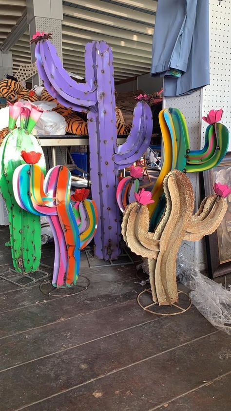 Cactus Yard, Mexican Restaurant Decor, Metal Cactus, Skeleton Decorations, Mexican Decor, Halloween Craft, Mexican Party, Halloween Skeleton, Fiesta Party