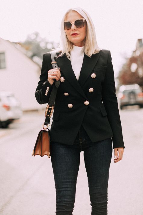 fashion blogger wearing black balmain double breasted wool blazer with dark wash jeans prada cahier crossbody handbag outfit Blazer Outfits Dress, Double Breasted Blazer Outfit Women, Balmain Blazer Outfits, Style Tricks, Busbee Style, Balmain Jacket, Styling Tricks, Outfit Tips, Balmain Blazer