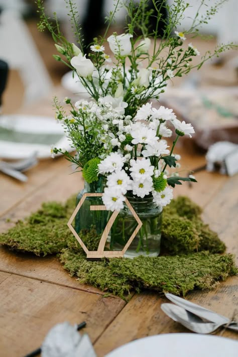 Moss Centerpiece Wedding, Priest Photography, Unusual Centerpieces, Campsite Wedding, Moss Centerpieces, Moss Wedding, Fern Wedding, Wedding Centrepiece, Deco Champetre