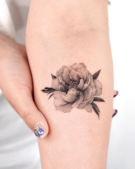 Peony Tattoo Sleeve Black, Popular Tattoos For Women, Black And White Peony Tattoo, Black And White Peonies Tattoo, Peonies Tattoo Black And White, Rose Tattoo With Name, Black Rose Tattoo, Robot Tattoo, Mandala Hand Tattoos