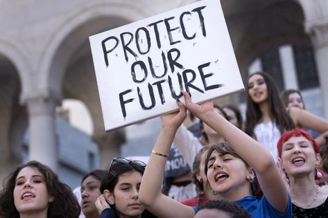 Students protest gun violence in Los Angeles, April 20, 2018. Student Protest Art, Protest Behavior, Protest Philippines, Student Protest, Protest Signs Justice Human Rights, Right To Education, Bangladesh Student Protest, Student Organization, Another Man