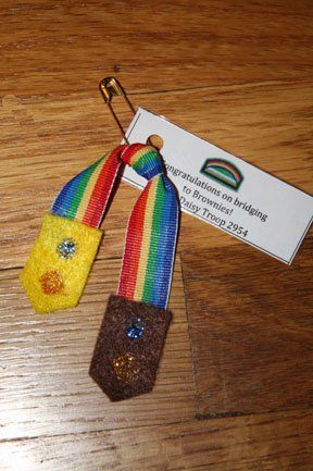 Bridging Brownies Girl Guides, Swaps Ideas, Girl Scout Daisy Activities, Girl Scout Swaps, Girl Scout Meeting Ideas, Bridging Ceremony, Girl Scout Bridging, Girl Scout Troop Leader, Scout Swaps