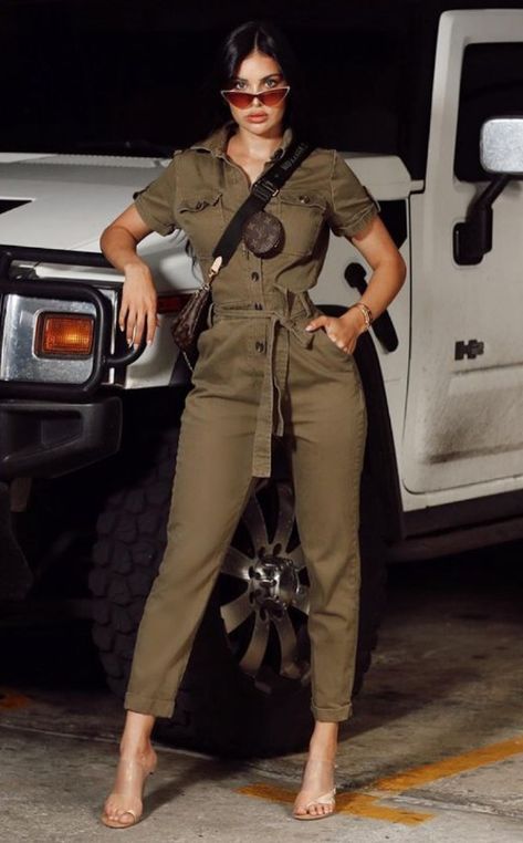 Khaki Jumpsuit Outfit Street Style, Female Safari Outfit, Safari Outfits Black Women, Game Drive Outfits Women, Game Drive Safari Outfits Women, Khaki Jumpsuit Outfit, Safari Outfit Women, Moda Safari, Khaki Jumpsuit