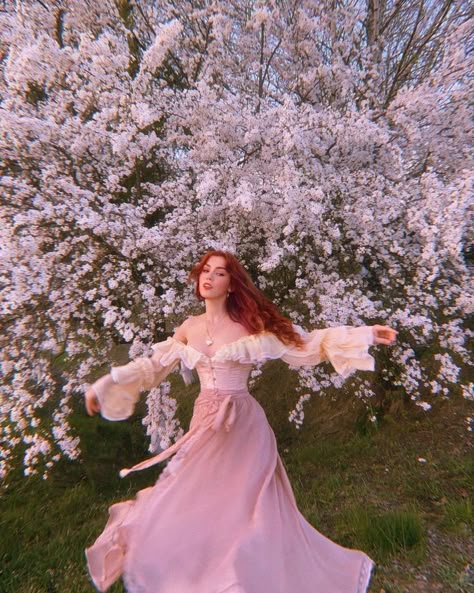 Cottage Core Dresses, Cottagecore Pink, Debut Photoshoot, Royalty Aesthetic, Princess Core, Ginger Girls, Foto Poses, Princess Aesthetic, Fairy Dress